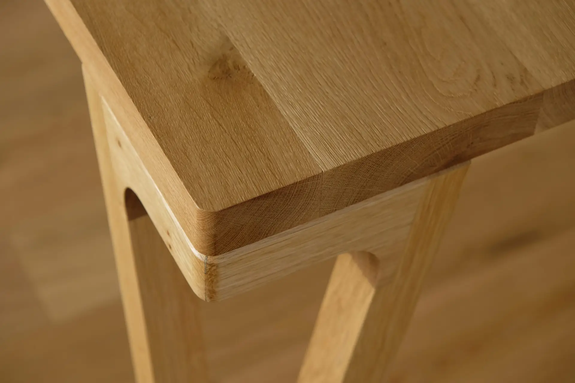 Dřevěný jídelní stůl