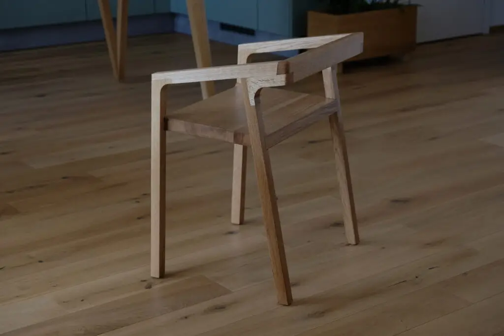 Dřevěná židle k jídelnímu stolu